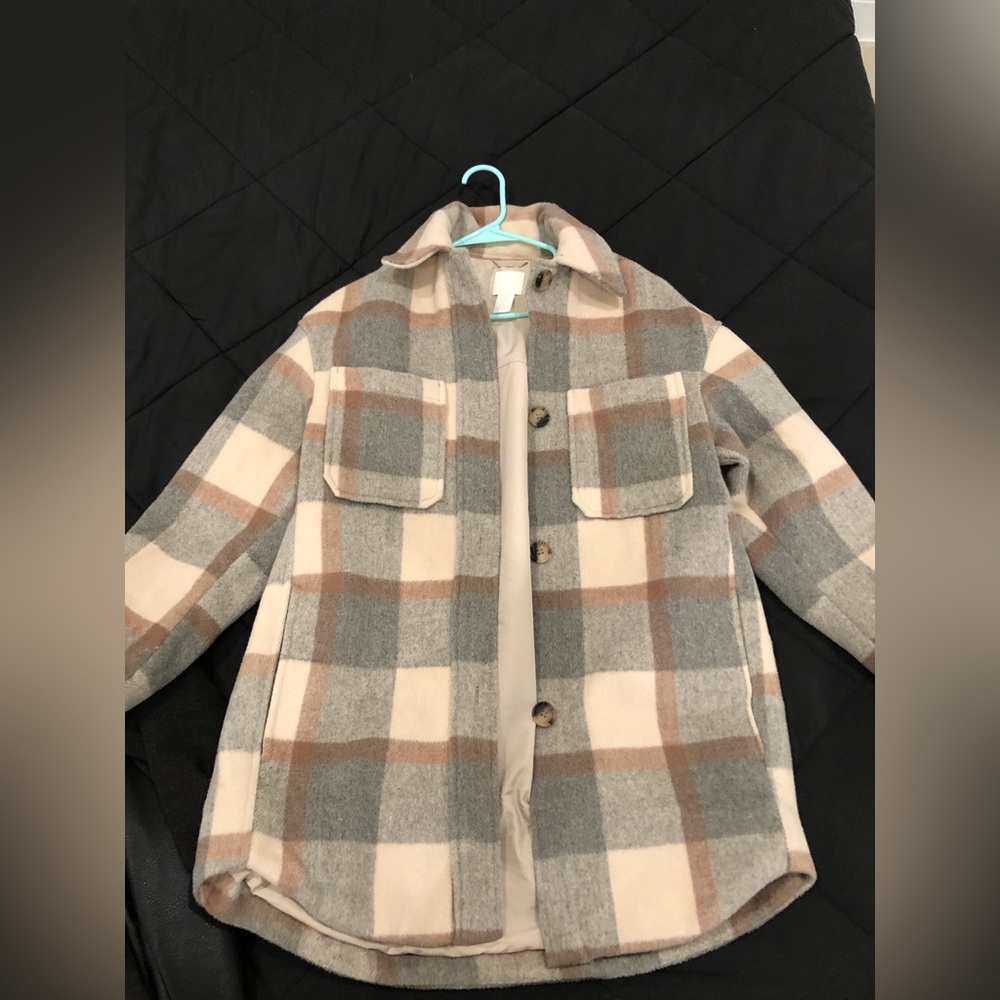 Over sized H&M heavy plaid shacket! Worn once! Size Xs but can fit a small!